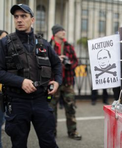 Pralki, lodówki i sedesy przed ambasadą Rosji w Warszawie