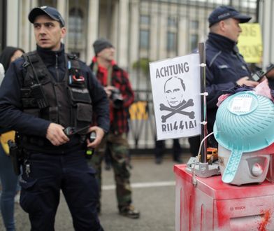 Pralki, lodówki i sedesy przed ambasadą Rosji w Warszawie