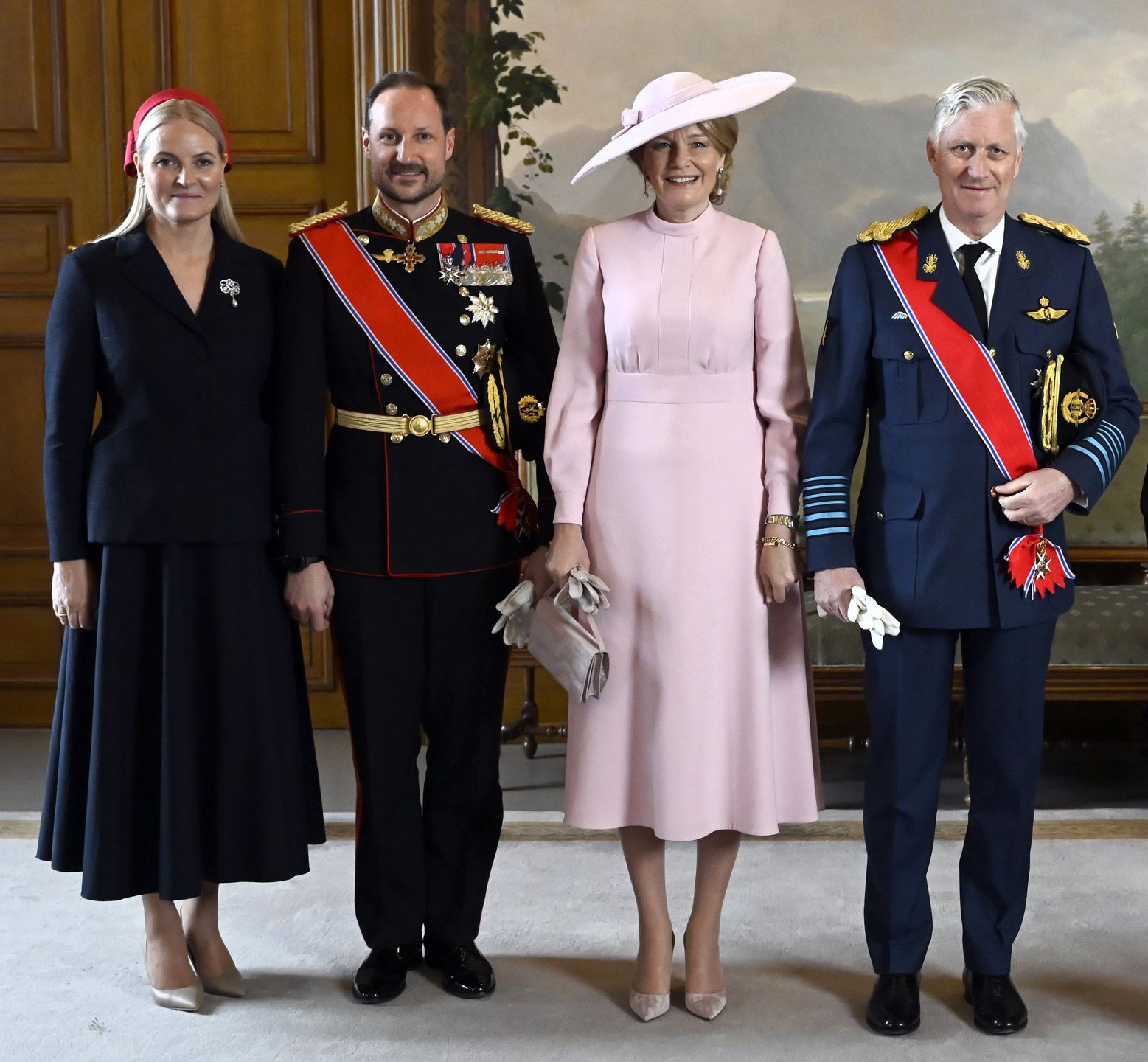 Książę koronny Haakon i księżna Mette-Marit podczas powitania 