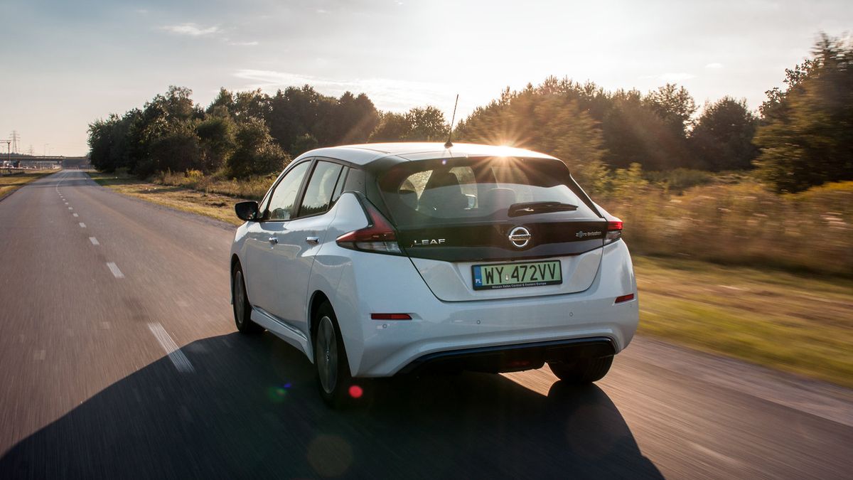 Leaf odjeżdżający w stronę zachodzącego słońca, podobnie jak nadzieje o aucie Apple zrobionym przez Nissana