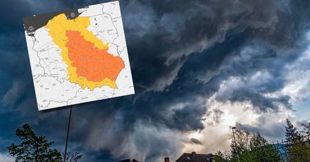 RCB i IMGW ostrzegają. Trąby powietrzne i silne burze nad Polską