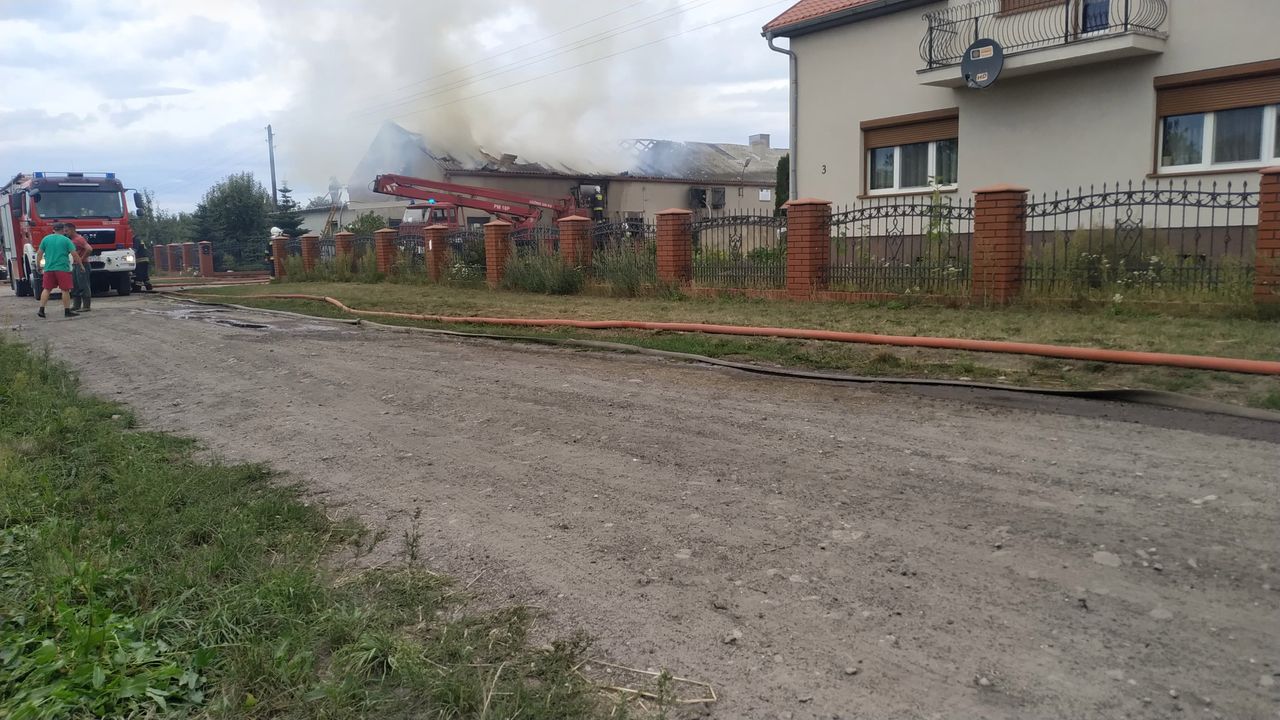Pożar gasi 12 jednostek straży pożarnej