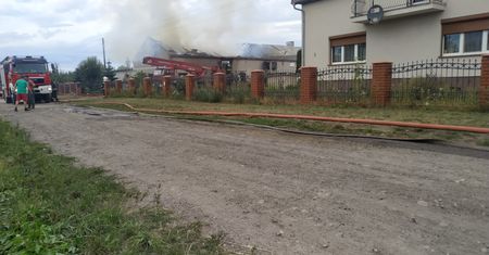 Pożar gasi 12 jednostek straży pożarnej