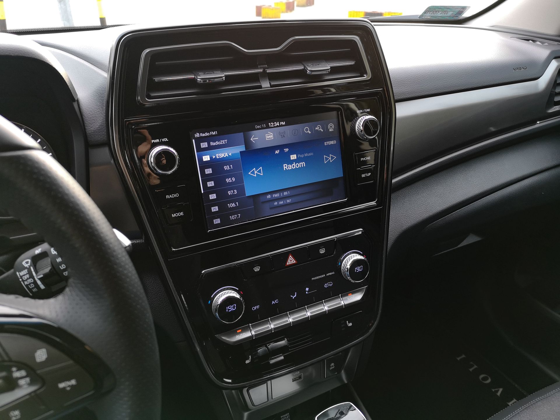 SsangYong Tivoli: Systemy bezpieczeństwa, standardowe audio i prosty system 7