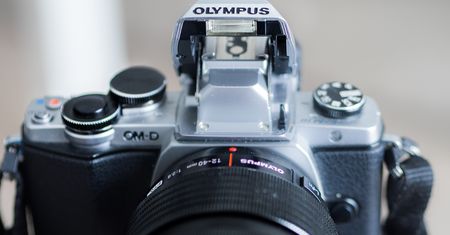 Używaj lampy, ale z głową - najczęstsze błędy w pracy z lampą błyskową [poradnik]