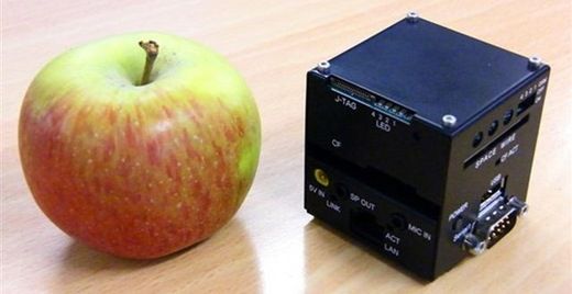 Komputer wielkości owocu