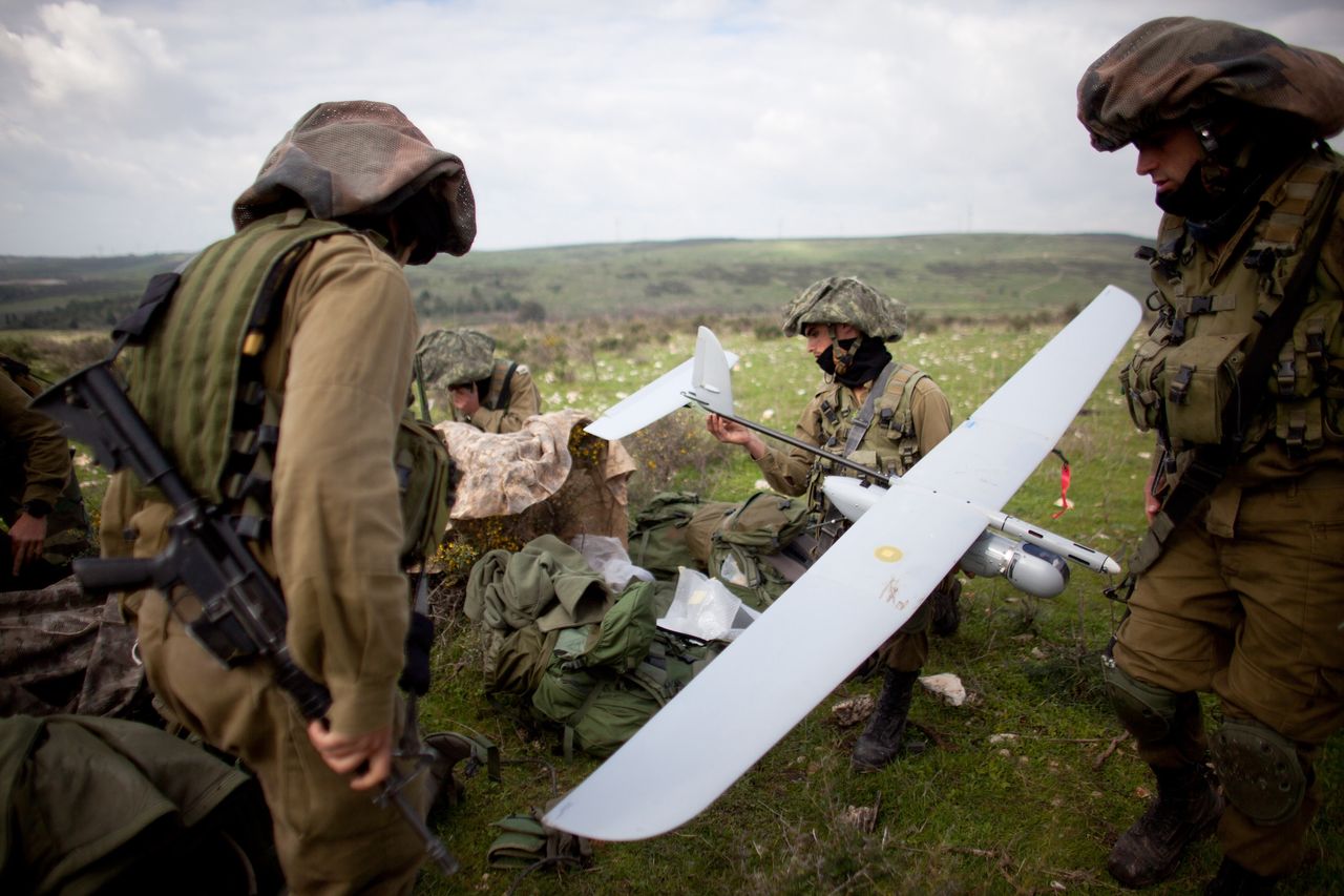 Izrael zademonstrował nową broń. Laser, który niszczy drony - Izraelskie MON przetestowało laser niszczący drony