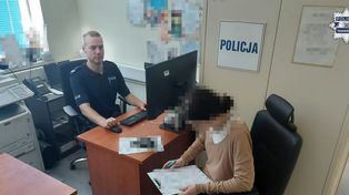 Pyrzowice: Chciała upewnić się, czy może jechać. Monitoring nagrał, jak pijana parkuje pod komendą