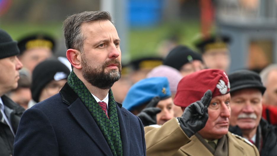 Puck, 10.02.2024. Wicepremier, minister obrony narodowej Władysław Kosiniak-Kamysz (L) oraz oraz p.o. Dowódcy Generalnego Rodzajów Sił Zbrojnych gen. broni Marek Sokołowski (P) podczas uroczystości z okazji 104. rocznicy zaślubin Polski z morzem przy pomniku Józefa Hallera w porcie rybackim w Pucku, 10 bm. (jm) PAP/Andrzej Jackowski