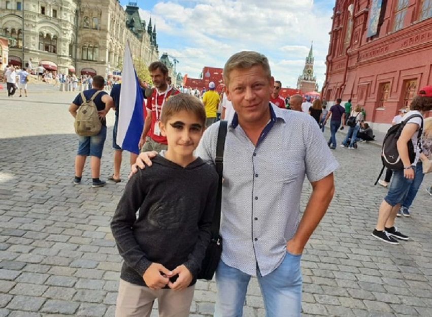 Muin Bachonaev urodził się z długimi rzęsami. Wzbudza sensacje na ulicach Moskwy