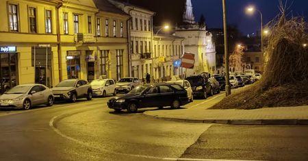 Zaparkowała na kopercie i poszła do kościoła. Mimo zaciągniętego hamulca ręcznego honda się stoczyła [ZDJĘCIA]