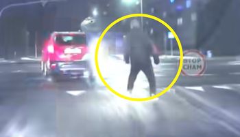 To nie żart. Nagle ruszył za autem. Pieszy nagrany