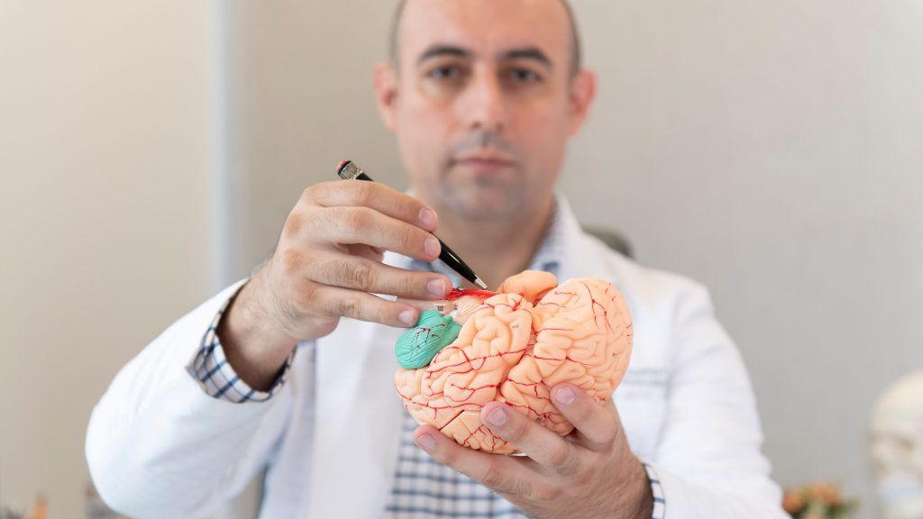 Dr Seañez ostrzega, że zmiany w sposobie mówienia, śmiania się lub poruszania mogą zwiastować udar