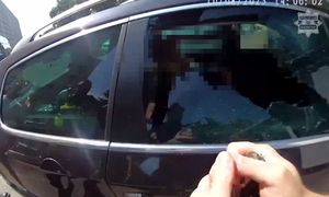 Zostawiła go w zamkniętym samochodzie. 25-latka uratowała policja