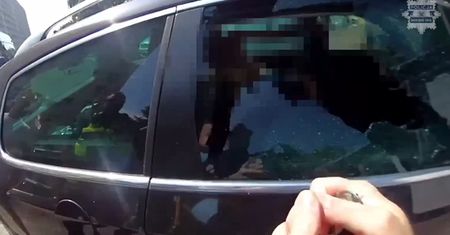 Zostawiła go w zamkniętym samochodzie. 25-latka uratowała policja