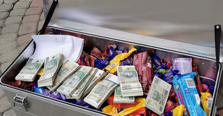Tajemnicza skrzynia i 100 tys. zł dla domu dziecka. Wiemy, co się stanie z pieniędzmi