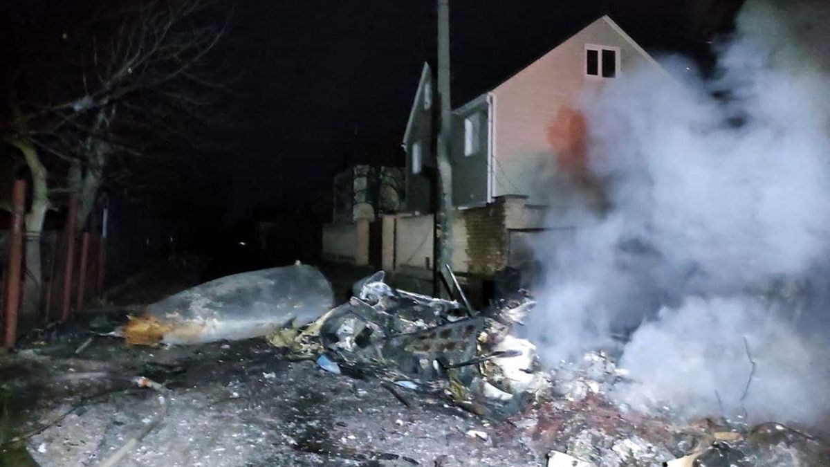 Władze Kijowa apelują do mieszkańców o czujność. Na zdjęciu: budynek mieszkalny zniszczony przez część, która odpadła od jednego z samolotów bojowych