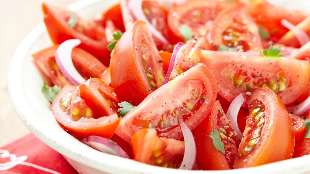 Sałatka z pomidorów jak za dawnych lat. Pamiętasz ją jeszcze?