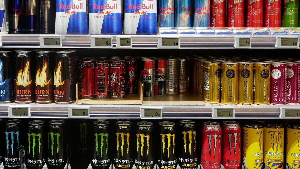 Młodzież wciąż kupuje energetyki. Producenci obchodzą prawo 