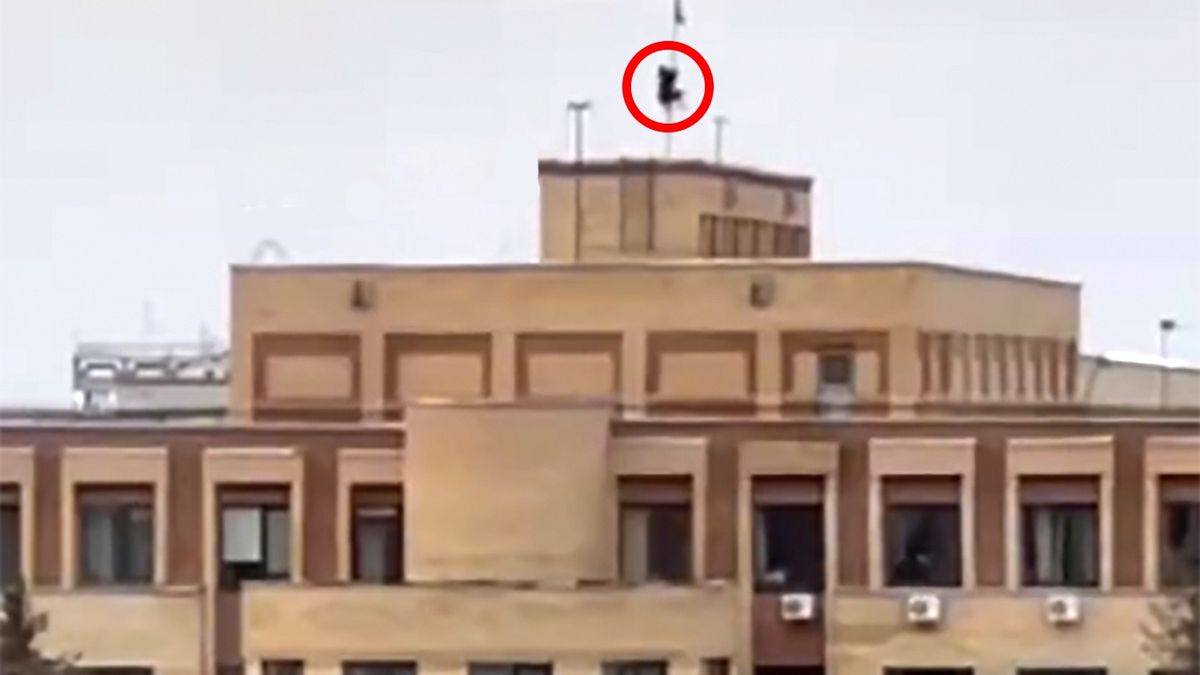 Śmiałek wdrapał się na maszt z rosyjską flagą