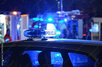 Małe dziecko stało na parapecie okna, a w domu spali pijani rodzicie. Wydmuchali w alkomat po blisko 3 promile