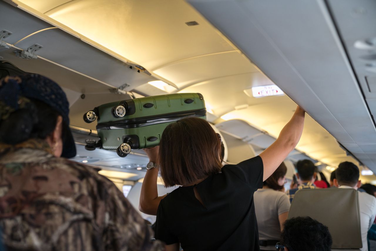 Jak powinno się układać walizkę w samolocie?