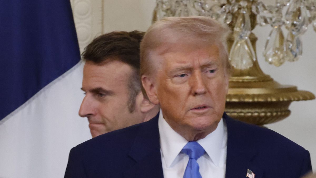 Donald Trump, na drugim planie Emmanuel Macron