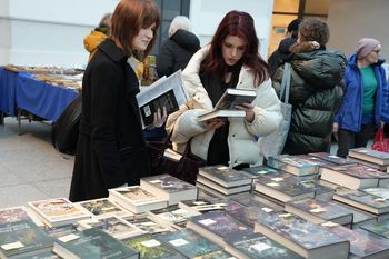 Łódź: Spotkania z autorami i nie tylko. Trwają Targi Książki na dworcu Fabrycznym