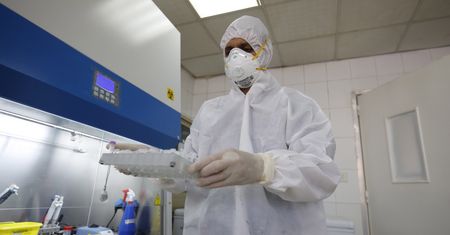 Koronawirus w Polsce. Nowe ogniska na granicy dwóch województw. Zakażona nauczycielka, ksiądz i weselnicy