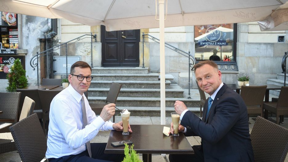 Mateusz Morawiecki i Andrzej Duda na lodach07.07.2021 Warszawa fot. Zbyszek Kaczmarek/REPORTER
n/z: Andrzej Duda, Mateusz Morawiecki w kawiarniZbyszek Kaczmarek/REPORTER