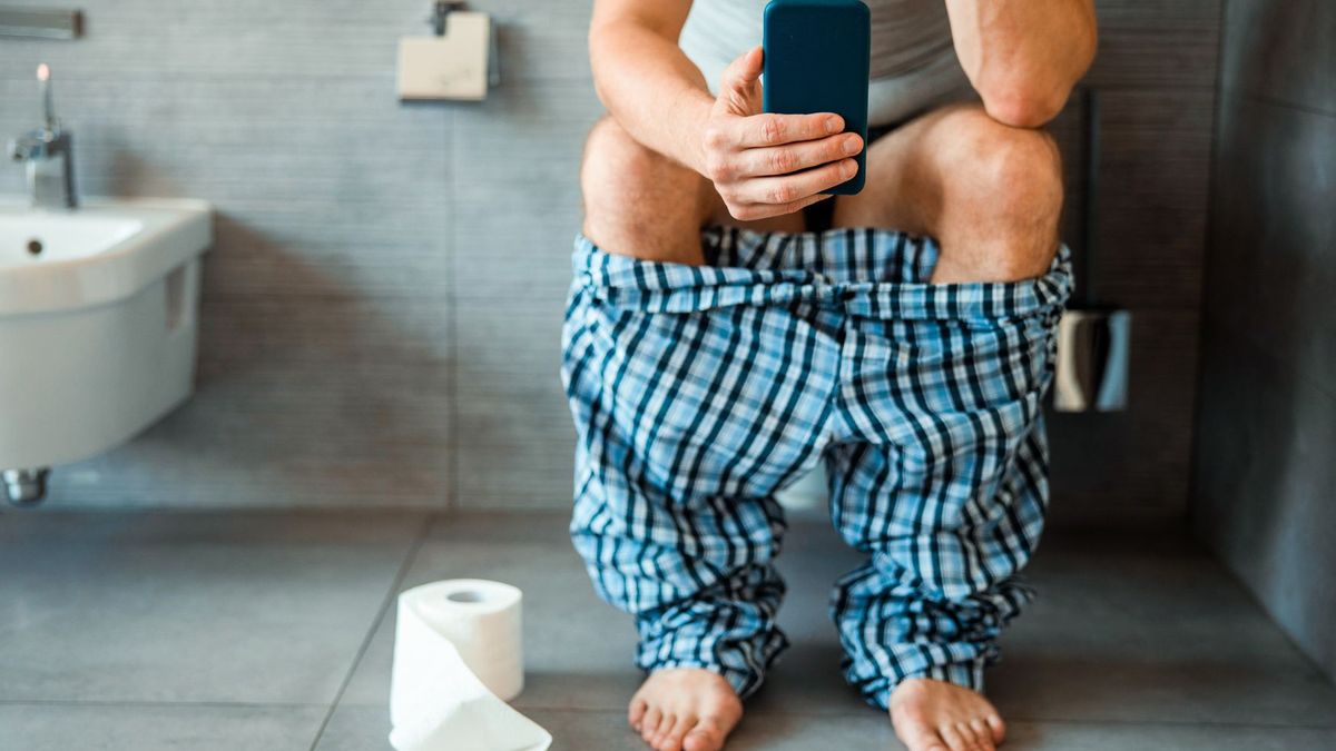 Korzystasz z telefonu podczas siedzenia w toalecie? To błąd