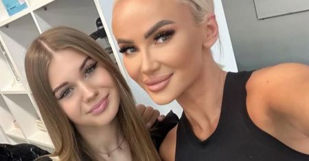 15-letnia córka Izabeli Macudzińskiej na imprezie z chłopakiem. Przebrali się za... Bieberów. "Nawet podobni"