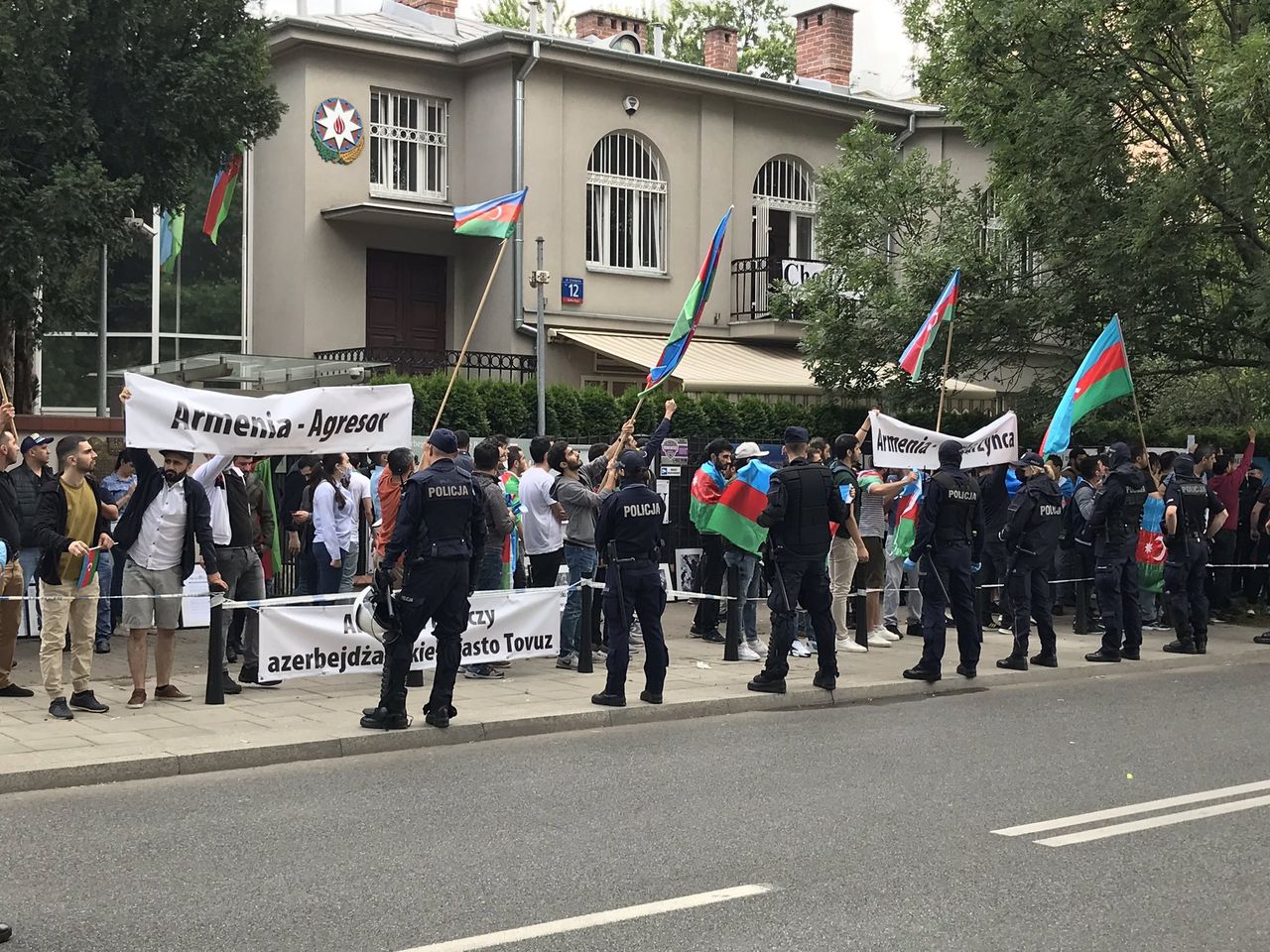 Warszawa. Protest przed ambasadą Azerbejdżanu. Na miejscu policja