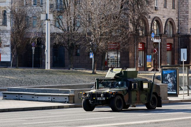 Ukraiński wóz wojskowy na ulicy Kijowa.