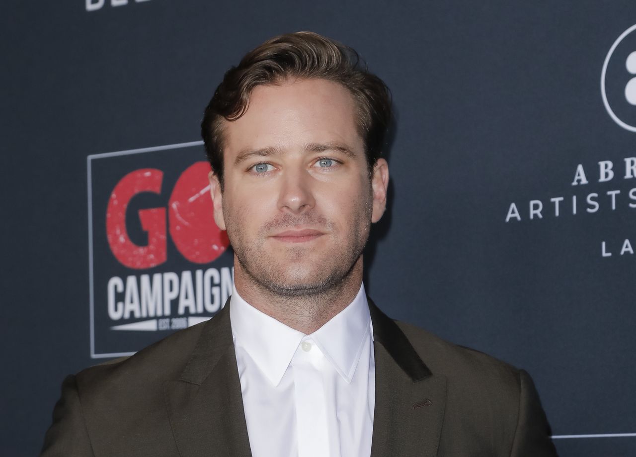 Armie Hammer oskarżony o gwałt. Historia jego rodziny jest mroczna