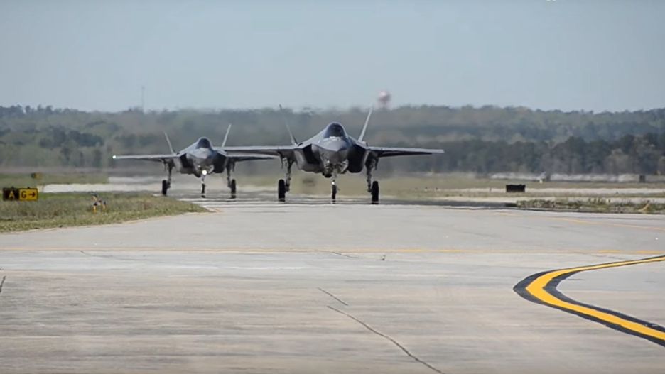 Dwa F-35