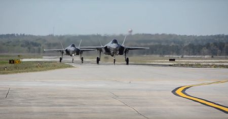 "Można widzieć przez podłogę". Polski oficer mówi o F-35