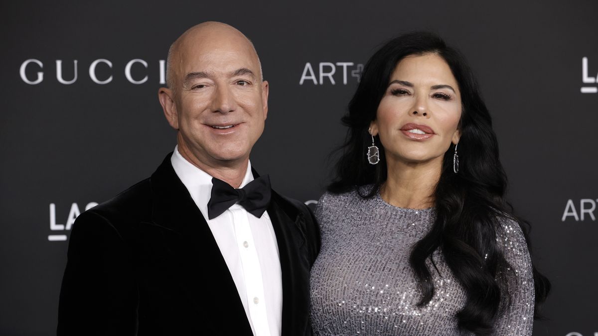 Fortuna Jeffa Bezosa szacowana jest na 160 miliardów dolarów, a sam założyciel sklepu Amazon uważany jest za ikonę świata biznesu. Na zdjęciu z partnerką Lauren Sanchez 