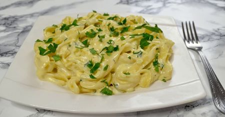 Przyrządzisz go bez trudu. Przepis na smaczny makaron z sosem serowym
