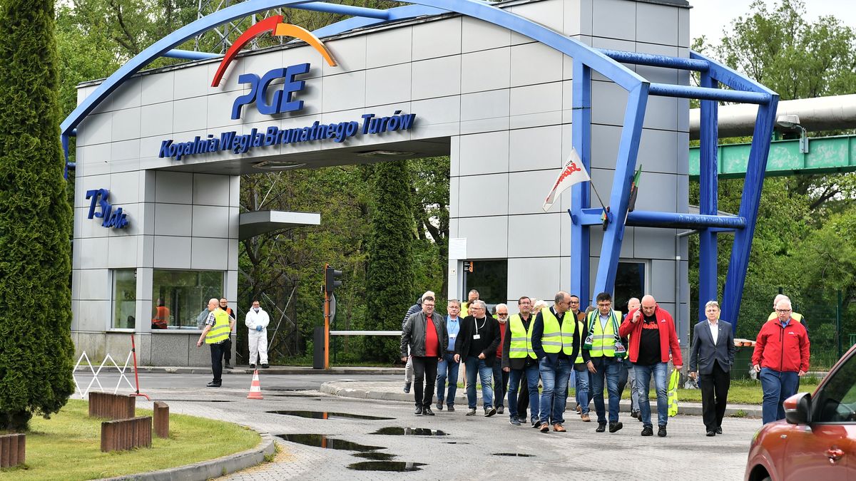 Bogatynia, 24.05.2021. Konferencja prasowa ws. stanowiska do wyroku TSUE nakazującego wstrzymanie wydobycia w Kopalni Węgla Brunatnego Turów, 24 bm. w Bogatyni. (kf) PAP/Maciej Kulczyński