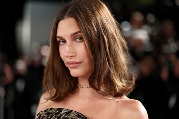 Czerwień w nowej odsłonie. Hailey Bieber wybrała modny manicure