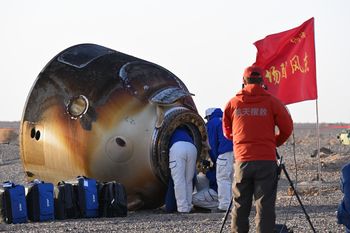 Chińscy astronauci byli uwięzieni w kosmosie. Trzej wrócili na Ziemię