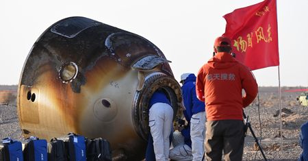 Chińscy astronauci byli uwięzieni w kosmosie. Trzej wrócili na Ziemię