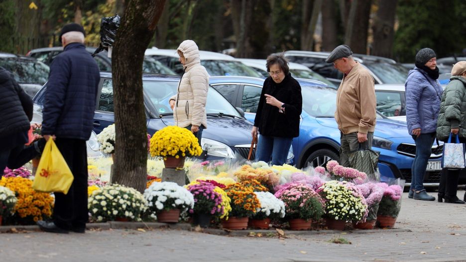Trwają ostatnie przygotowania przed Wszystkimi Świętymi na cmentarzu przy ulicy Lipowej w Lublinie.