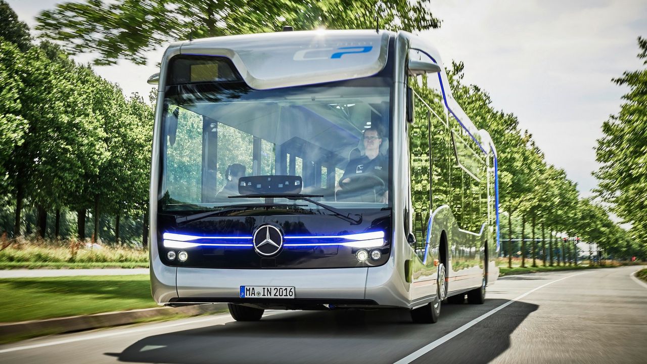 Autonomiczny bus Mercedesa pokonał 20-kilometrową trasę bez udziału kierowcy
