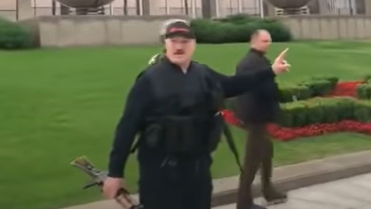 Aleksander Łukaszenka z karabinem