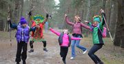 Po wiosnę przez las. Miłośnicy nordic walking na malowniczej trasie rajdu w Chojnem w gm. Sieradz. Było 100 uczestników z całego Łódzkiego