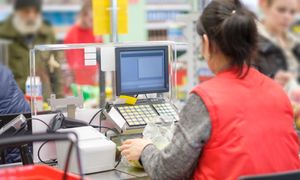 Sieci handlowe szukają pracowników na wakacje. Nocleg dają gratis