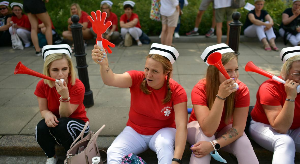 Protest pielęgniarek i położnych przed budynkiem Sejmu. Tego dnia posłowie mieli rozstrzygnąć o losie poprawek do noweli ustawy o zmianie ustawy o sposobie ustalania najniższego wynagrodzenia zasadniczego niektórych pracowników zatrudnionych w podmiotach. Warszawa, 15 czerwca 2021 roku