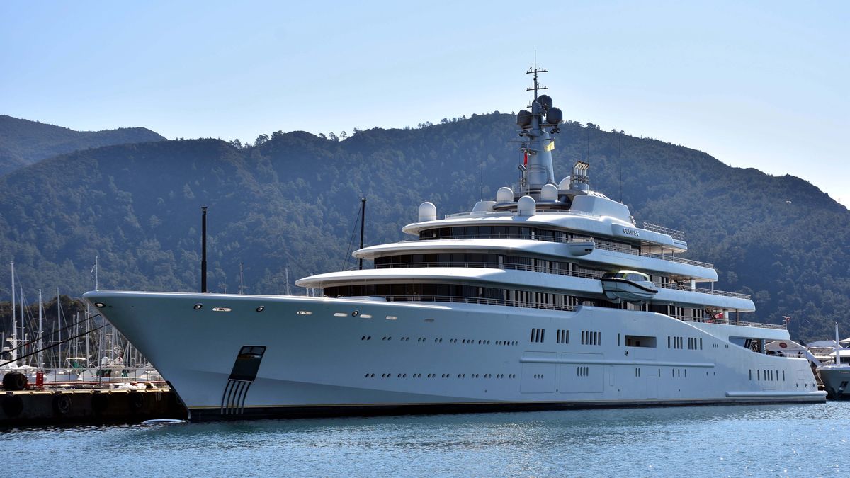  epa09841716 The yacht 'Eclipse', belonging to Russian oligarch Roman Abramovich, docked in the Marmaris district of Mugla, Turkey, 22 March 2022. 'Eclipse' left St. Maarten in the Caribbean on 03 March.  EPA/SABRI KESEN  SHUTTERSTOCK OUT  TURKEY OUT, USA OUT, UK OUT, CANADA OUT, FRANCE OUT, SWEDEN OUT, IRAQ OUT, JORDAN OUT, KUWAIT OUT, LEBANON OUT, OMAN OUT, QATAR OUT, SAUDI ARABIA OUT, SYRIA OUT, UAE OUT, YEMEN OUT, BAHRAIN OUT, EGYPT OUT, LIBYA OUT, ALGERIA OUT, MOROCCO *** Local Caption *** 54838622 Dostawca: PAP/EPA.